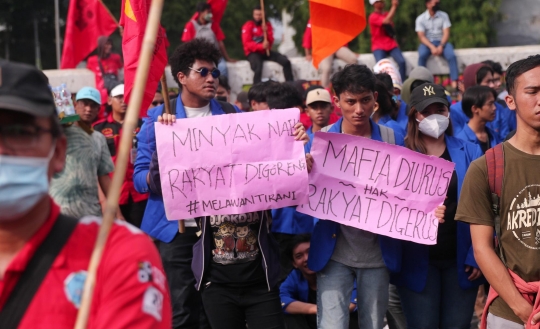 Geruduk DPR, Mahasiswa-Buruh Gelar Aksi Tolak UU Cipta Kerja Hingga Penundaan Pemilu