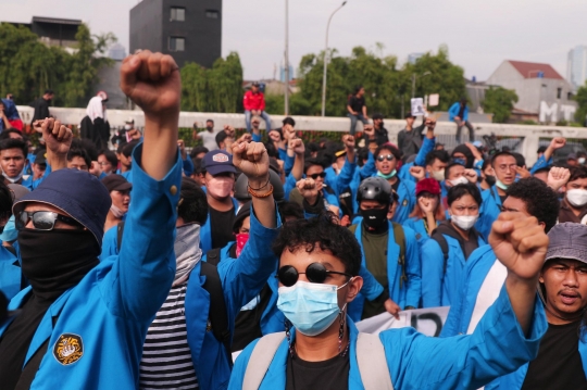 Geruduk DPR, Mahasiswa-Buruh Gelar Aksi Tolak UU Cipta Kerja Hingga Penundaan Pemilu