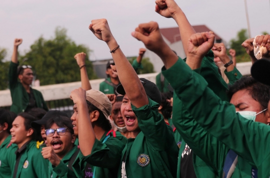 Geruduk DPR, Mahasiswa-Buruh Gelar Aksi Tolak UU Cipta Kerja Hingga Penundaan Pemilu