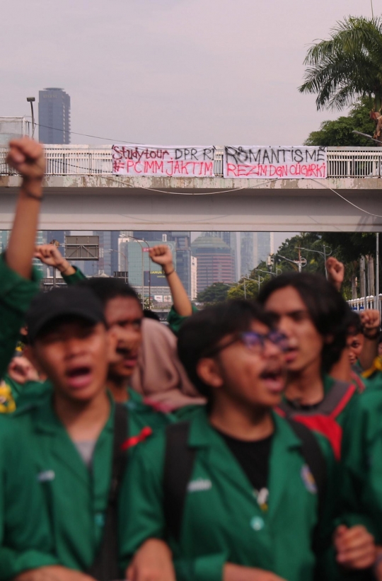 Geruduk DPR, Mahasiswa-Buruh Gelar Aksi Tolak UU Cipta Kerja Hingga Penundaan Pemilu