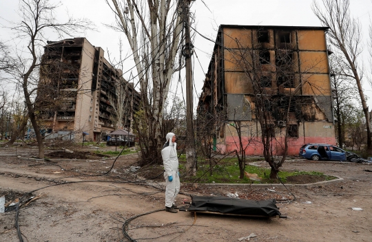 Proses Evakuasi Mayat Korban Serangan Rusia di Mariupol