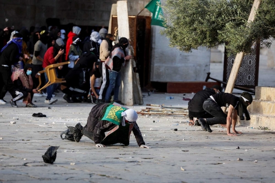 Aksi Pemuda Palestina Lawan Serangan Polisi Israel di Masjid Al-Aqsa