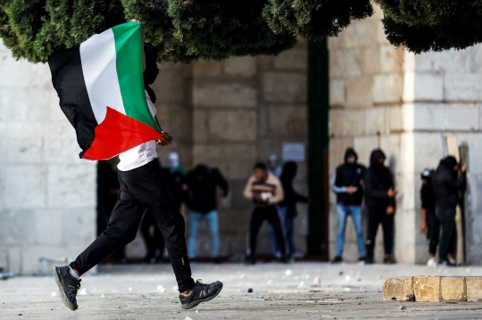 Aksi Pemuda Palestina Lawan Serangan Polisi Israel di Masjid Al-Aqsa