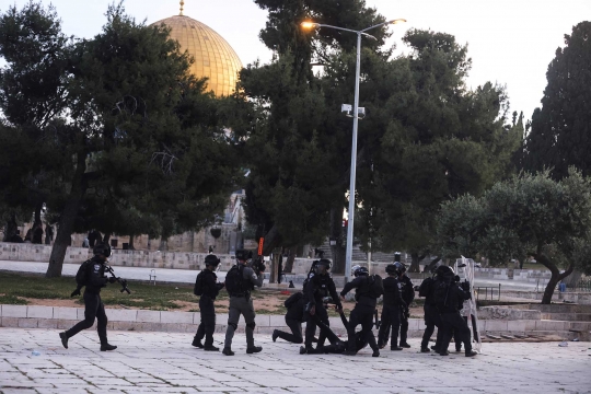 Aksi Pemuda Palestina Lawan Serangan Polisi Israel di Masjid Al-Aqsa