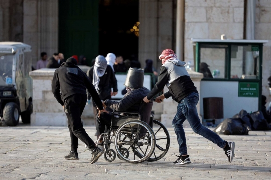 Aksi Pemuda Palestina Lawan Serangan Polisi Israel di Masjid Al-Aqsa