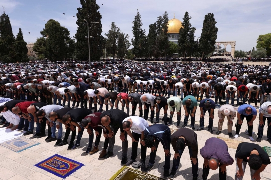 Tetap Padati Masjid Al Aqsa, Muslim Palestina Tak Gentar Meski Diserang Israel