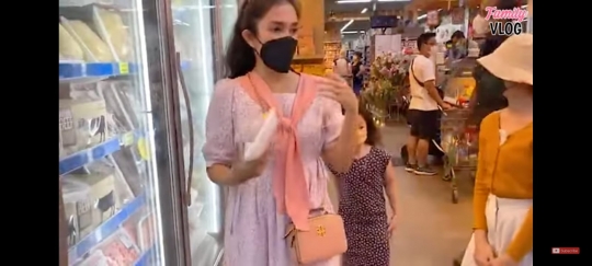 Ussy Sulistiawaty Ajak Dua Putri Cantiknya Ngabuburit, Pilih Pergi ke Supermarket