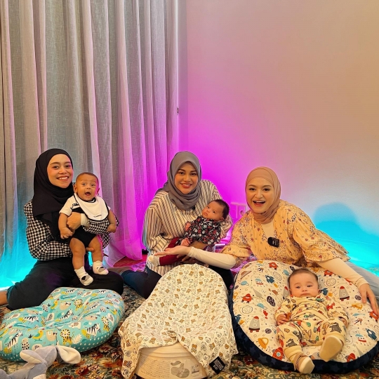 Momen Playdate Baby Ameena dan Baby Adzam, Ekspresinya Lucu dan Bikin Gemas