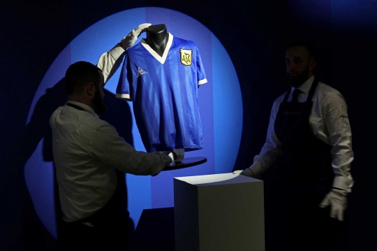 Jersey Gol Tangan Tuhan Maradona Dilelang Rp75 Miliar