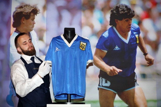 Jersey Gol Tangan Tuhan Maradona Dilelang Rp75 Miliar