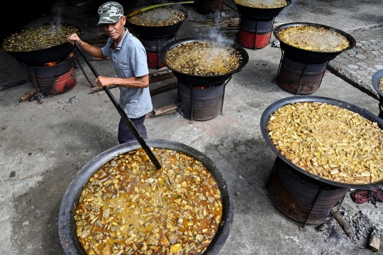 Tradisi Lelaki Aceh Memasak Kuah Beulangong untuk Buka Puasa Bersama