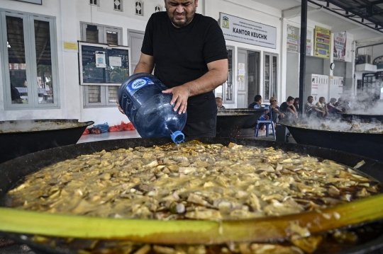 Tradisi Lelaki Aceh Memasak Kuah Beulangong untuk Buka Puasa Bersama