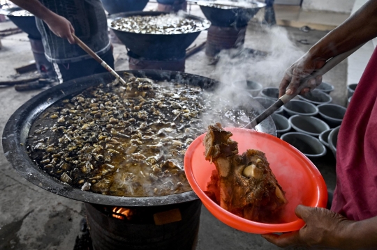 Tradisi Lelaki Aceh Memasak Kuah Beulangong untuk Buka Puasa Bersama