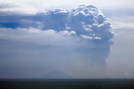 Penampakan Gunung Anak Krakatau Erupsi Semburkan Abu Tebal