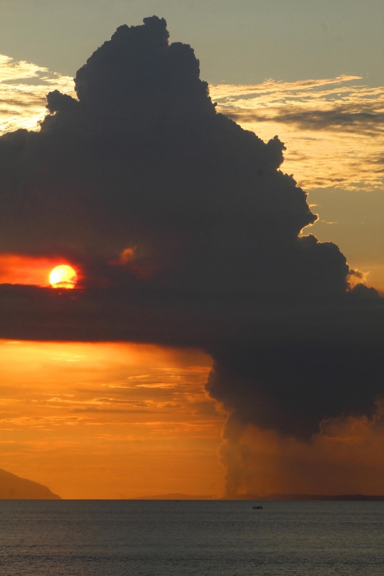 Penampakan Gunung Anak Krakatau Erupsi Semburkan Abu Tebal