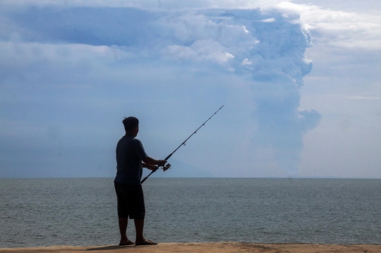 Penampakan Gunung Anak Krakatau Erupsi Semburkan Abu Tebal