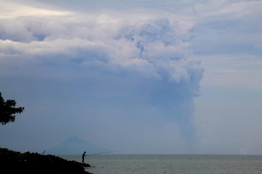 Penampakan Gunung Anak Krakatau Erupsi Semburkan Abu Tebal