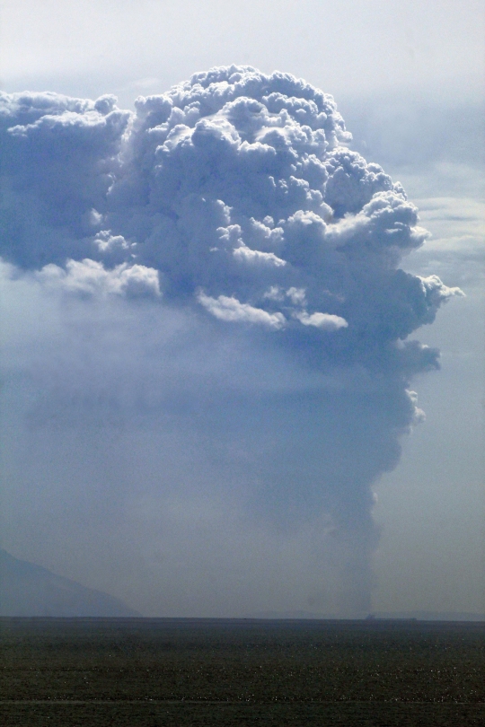 Penampakan Gunung Anak Krakatau Erupsi Semburkan Abu Tebal