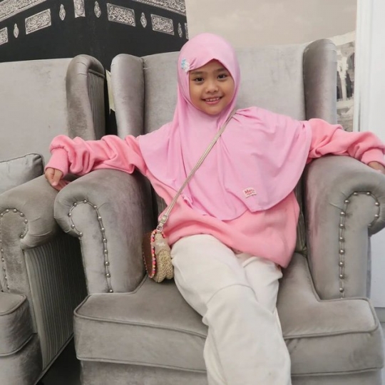 5 Potret Cantik Maryam Putri Oki Setiana Dewi, Sudah Hafal Al-Quran di Usia 8 Tahun