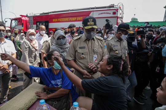 Gaya Anies Baswedan Tinjau Sisa Kebakaran di Pasar Gembrong