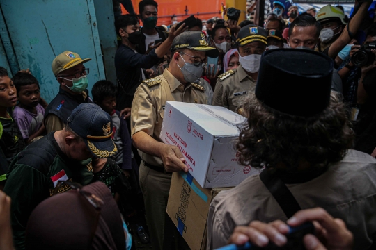 Gaya Anies Baswedan Tinjau Sisa Kebakaran di Pasar Gembrong
