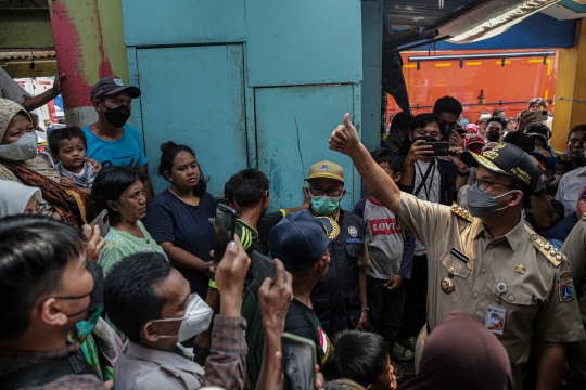 Gaya Anies Baswedan Tinjau Sisa Kebakaran di Pasar Gembrong