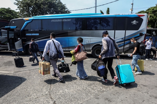 Pemudik Mulai Padati Terminal Kalideres