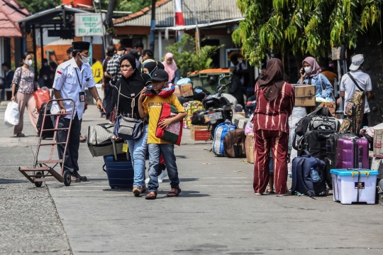 Pemudik Mulai Padati Terminal Kalideres