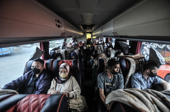 Ribuan Pemudik Padati Terminal Kampung Rambutan