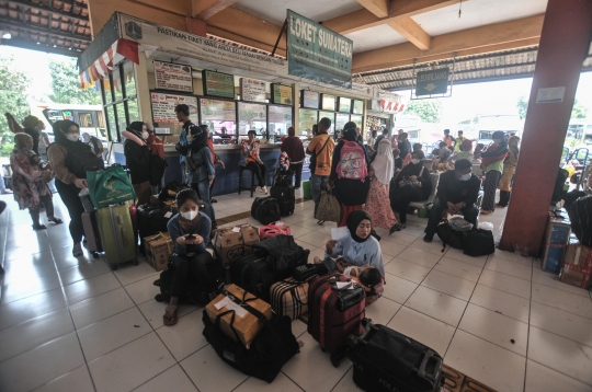 Ribuan Pemudik Padati Terminal Kampung Rambutan