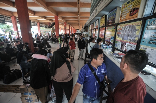 Ribuan Pemudik Padati Terminal Kampung Rambutan