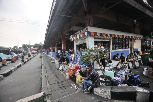 Ribuan Pemudik Padati Terminal Kampung Rambutan