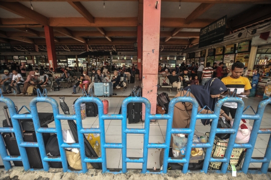 Ribuan Pemudik Padati Terminal Kampung Rambutan