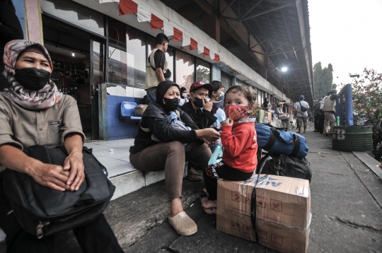 Ribuan Pemudik Padati Terminal Kampung Rambutan