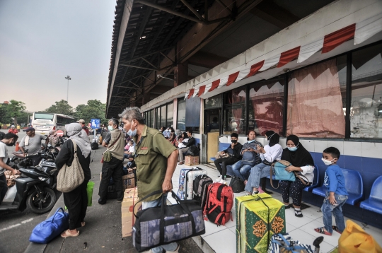 Ribuan Pemudik Padati Terminal Kampung Rambutan