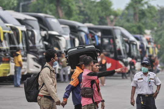 Ribuan Pemudik Padati Terminal Kampung Rambutan