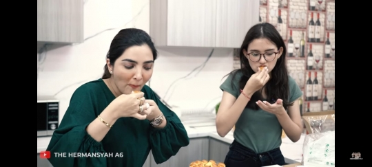 5 Potret Ashanty Mukbang Nastar Bareng Calon Mantunya yang Cantik, Seru Banget