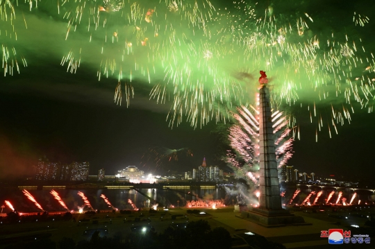 Kemeriahan Parade Militer Malam Hari di Korea Utara