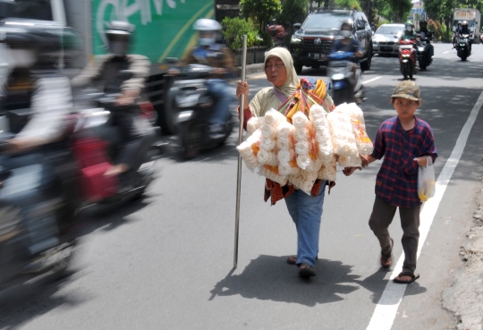 Sekelumit Perjuangan Ibu Penyandang Tunanetra Mencari Nafkah di Jalanan