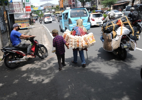 Sekelumit Perjuangan Ibu Penyandang Tunanetra Mencari Nafkah di Jalanan