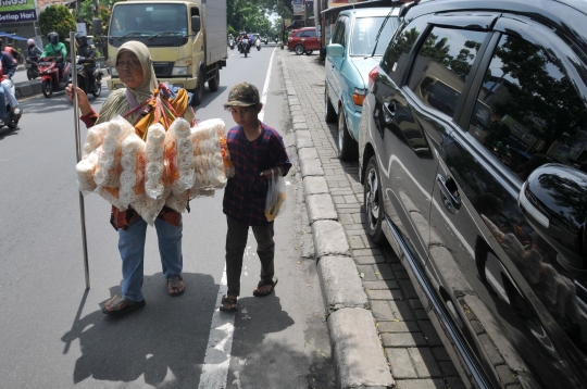 Sekelumit Perjuangan Ibu Penyandang Tunanetra Mencari Nafkah di Jalanan