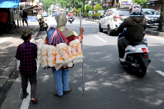 Sekelumit Perjuangan Ibu Penyandang Tunanetra Mencari Nafkah di Jalanan