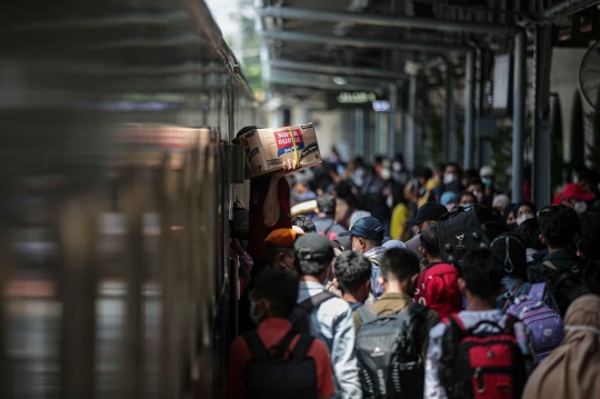 Suasana Stasiun Senen yang Mulai Dipadati Pemudik