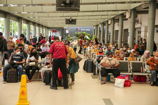 Suasana Stasiun Senen yang Mulai Dipadati Pemudik