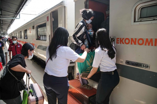 Suasana Stasiun Senen yang Mulai Dipadati Pemudik