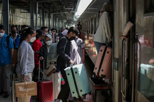 Suasana Stasiun Senen yang Mulai Dipadati Pemudik