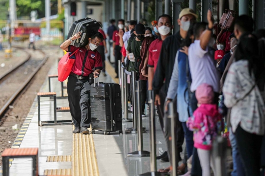 Suasana Stasiun Senen yang Mulai Dipadati Pemudik