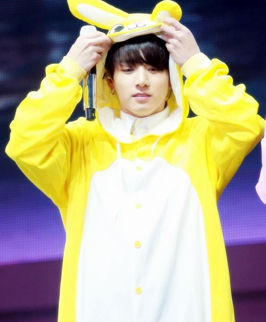 Gemas Banget, Ini 5 Potret Jungkook BTS Pakai Kostum Kelinci Berwarna Kuning