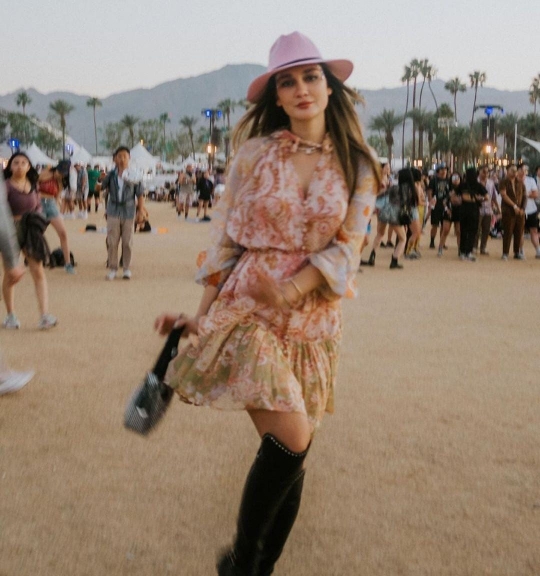 Gaya Kece Luna Maya Selama Liburan di California, Pakai Topi dan Sepatu Boots