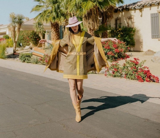 Gaya Kece Luna Maya Selama Liburan di California, Pakai Topi dan Sepatu Boots